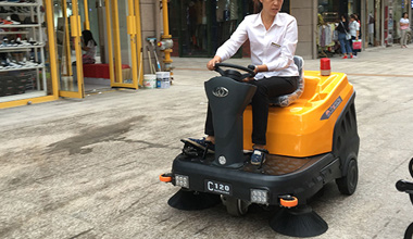 C120駕駛式掃地車服務(wù)于商業(yè)廣場(chǎng)